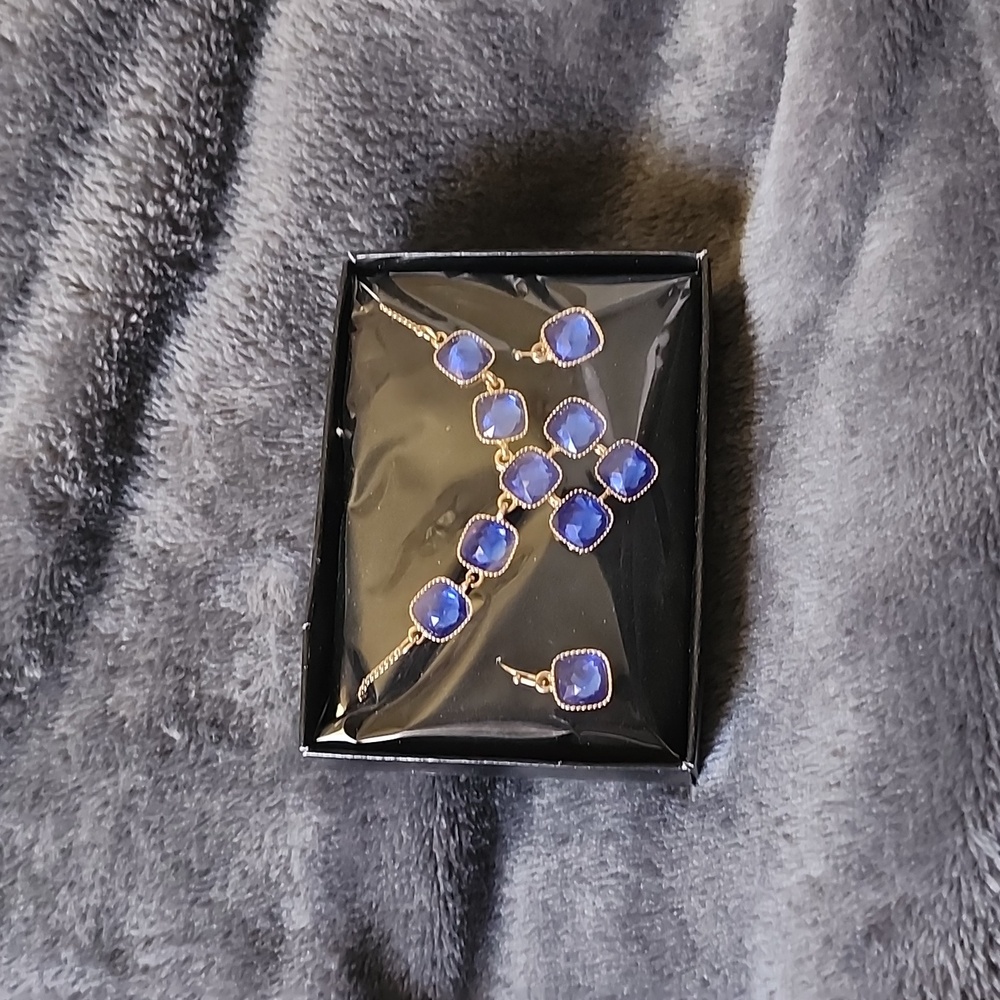 Necklace and earrings set